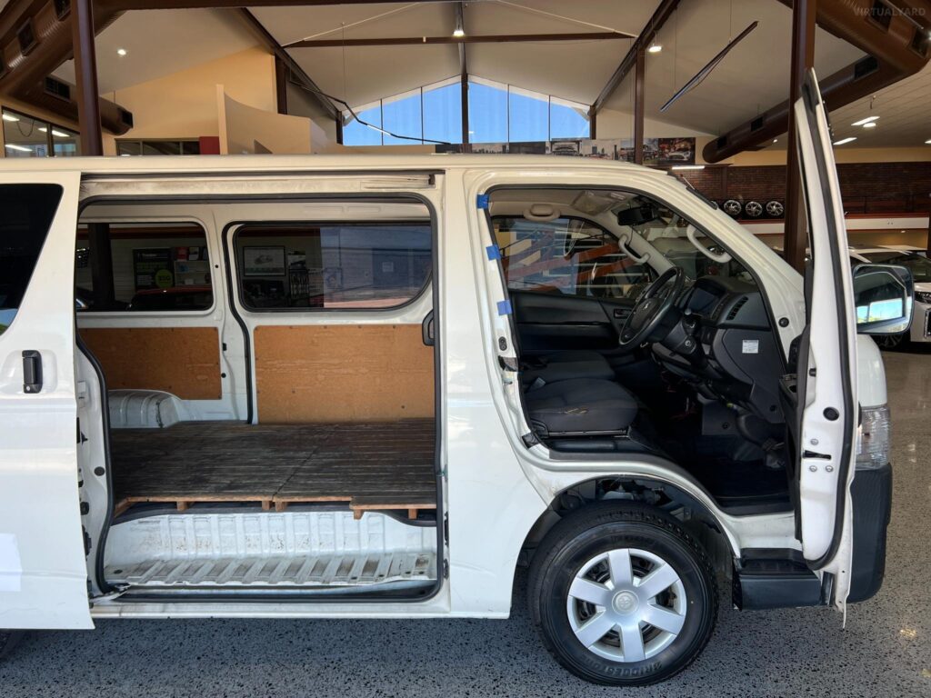Toyota Hiace DX KDH201 DIESEL With Wooden Floor
