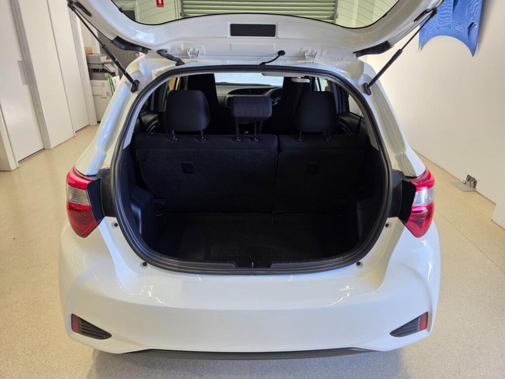 2017 TOYOTA VITZ F 2WD NHP130