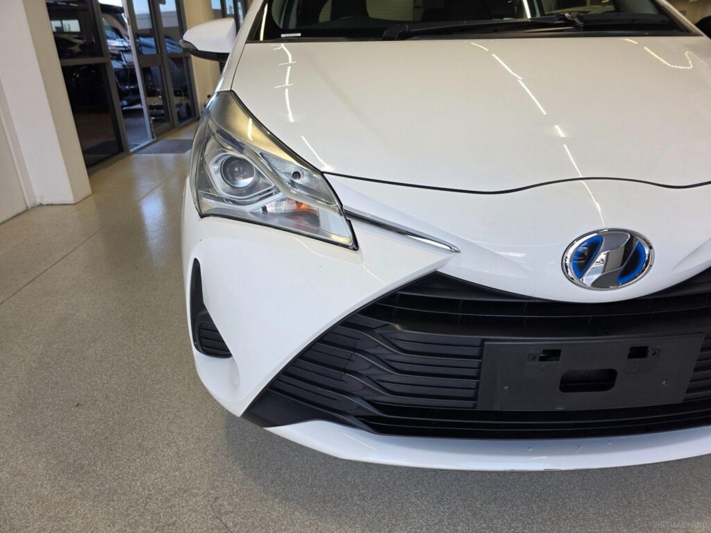 2017 TOYOTA VITZ HYBRID F 2WD NHP130