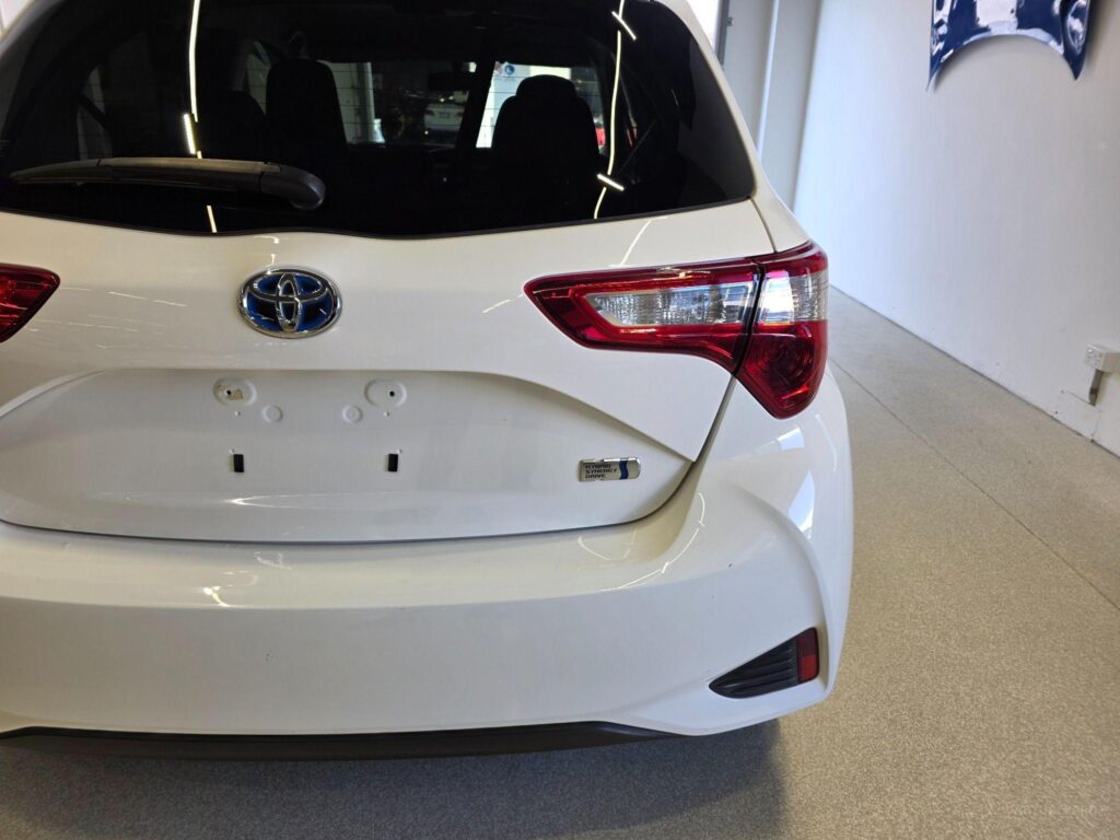 2017 TOYOTA VITZ HYBRID F 2WD NHP130