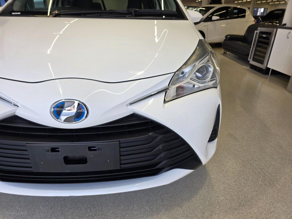 2017 TOYOTA VITZ HYBRID F 2WD NHP130