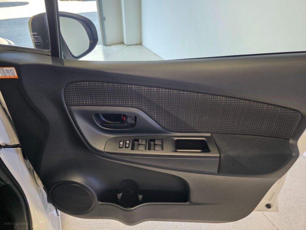 2017 TOYOTA VITZ HYBRID F 2WD NHP130