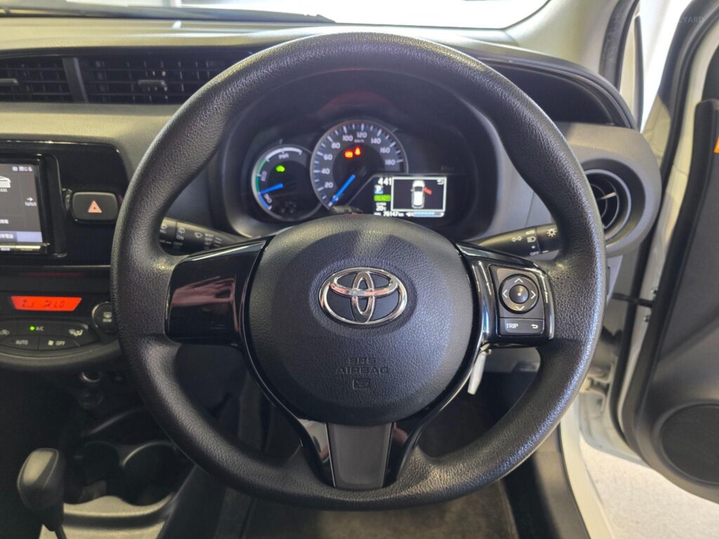 2017 TOYOTA VITZ HYBRID F 2WD NHP130