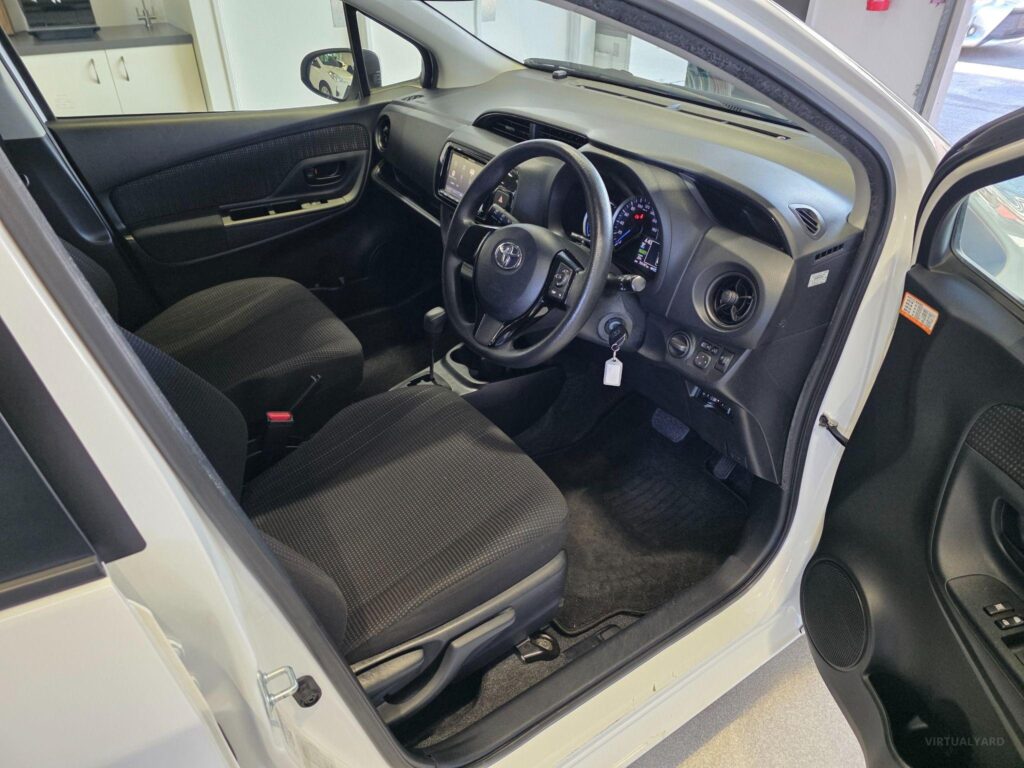 2017 TOYOTA VITZ HYBRID F 2WD NHP130