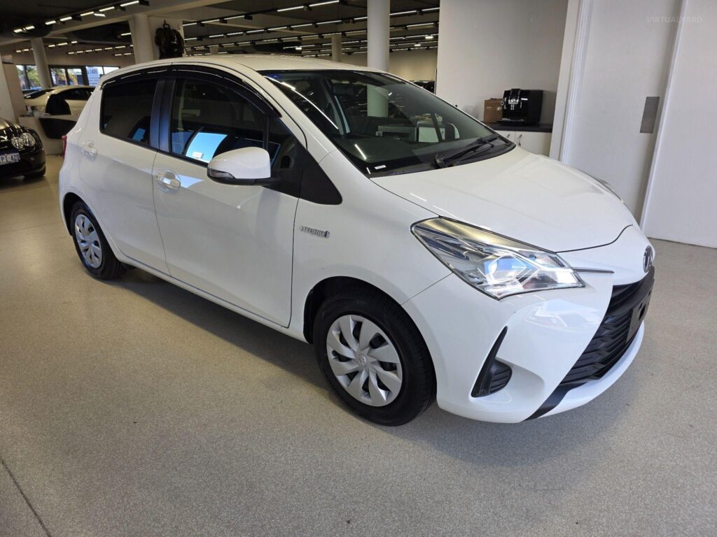 2017 TOYOTA VITZ HYBRID F 2WD NHP130