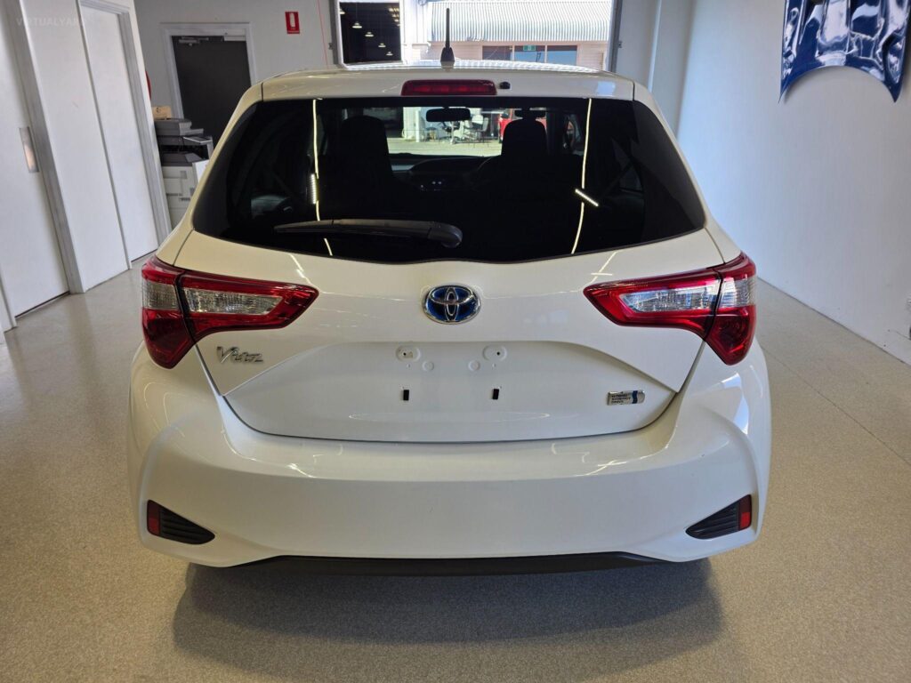 2017 TOYOTA VITZ HYBRID F 2WD NHP130