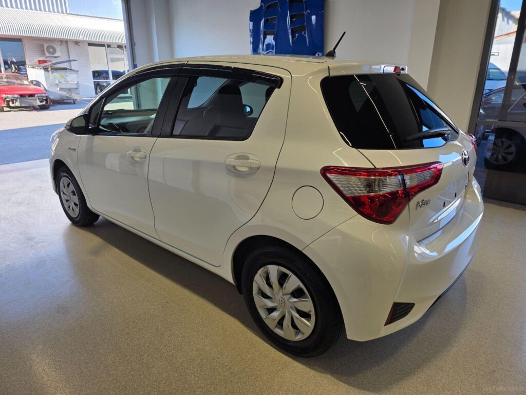 2017 TOYOTA VITZ HYBRID F 2WD NHP130