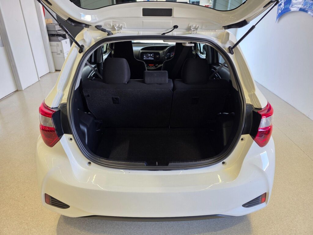 2017 TOYOTA VITZ HYBRID F 2WD NHP130