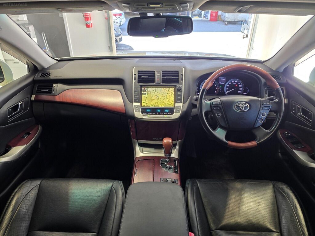 2010 TOYOTA CROWN MAJESTA G-TYPE URS206