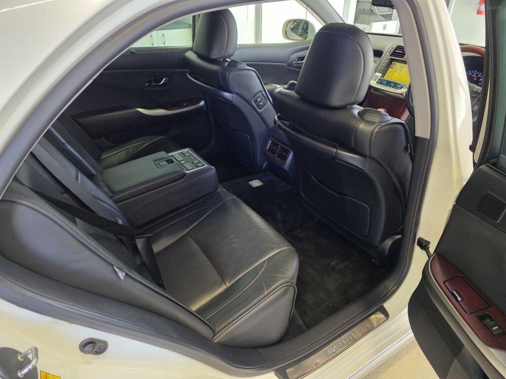 2010 TOYOTA CROWN MAJESTA G-TYPE URS206
