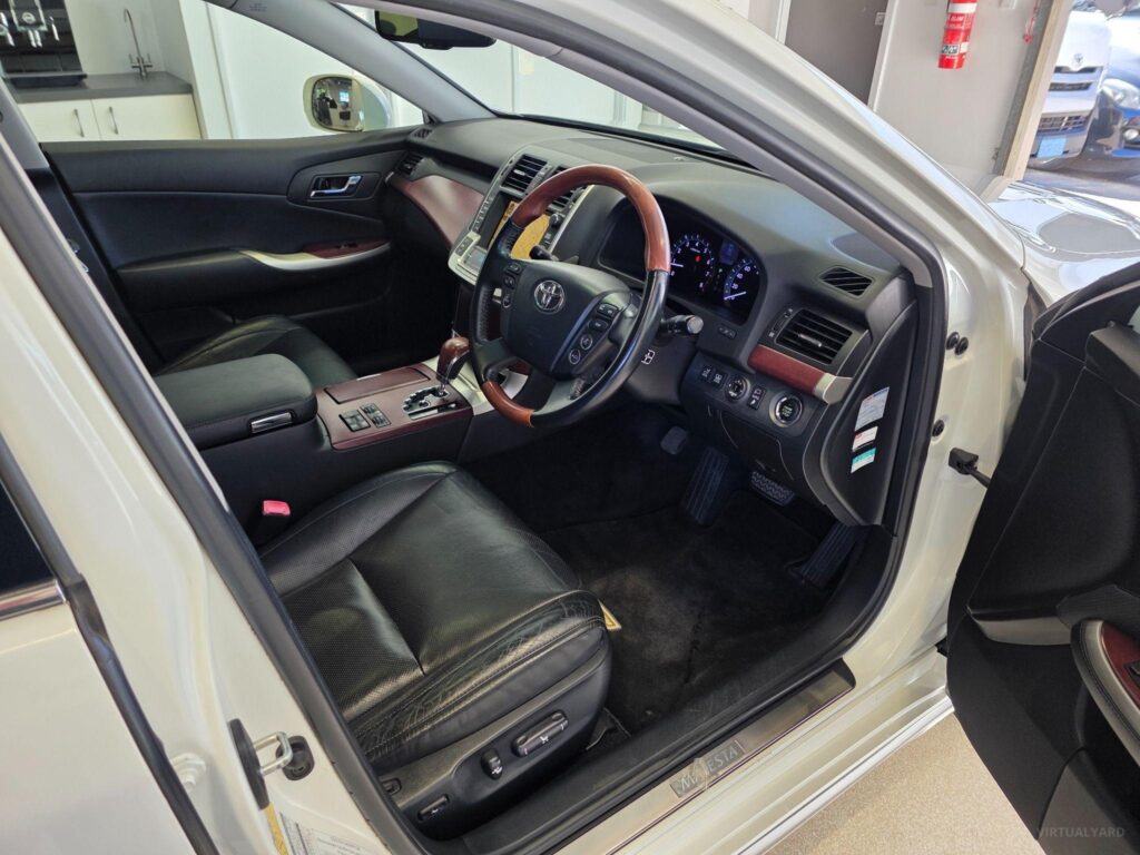 2010 TOYOTA CROWN MAJESTA G-TYPE URS206
