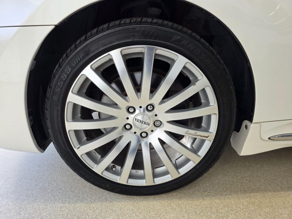2010 TOYOTA CROWN MAJESTA G-TYPE URS206