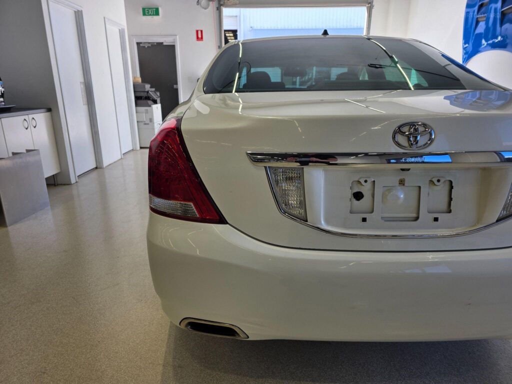 2010 TOYOTA CROWN MAJESTA G-TYPE URS206