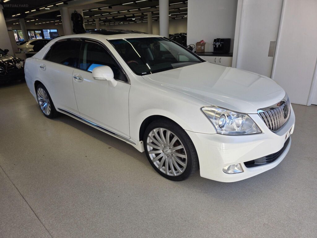 2010 TOYOTA CROWN MAJESTA G-TYPE URS206