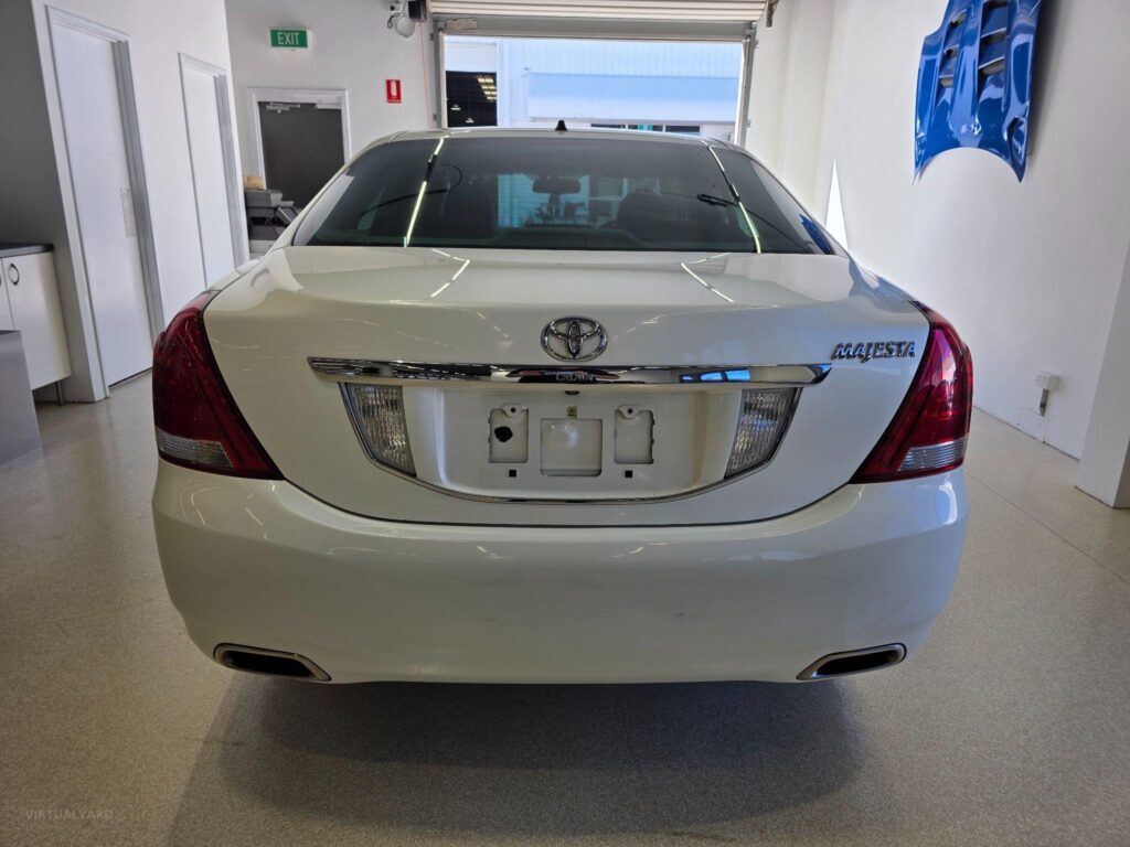 2010 TOYOTA CROWN MAJESTA G-TYPE URS206