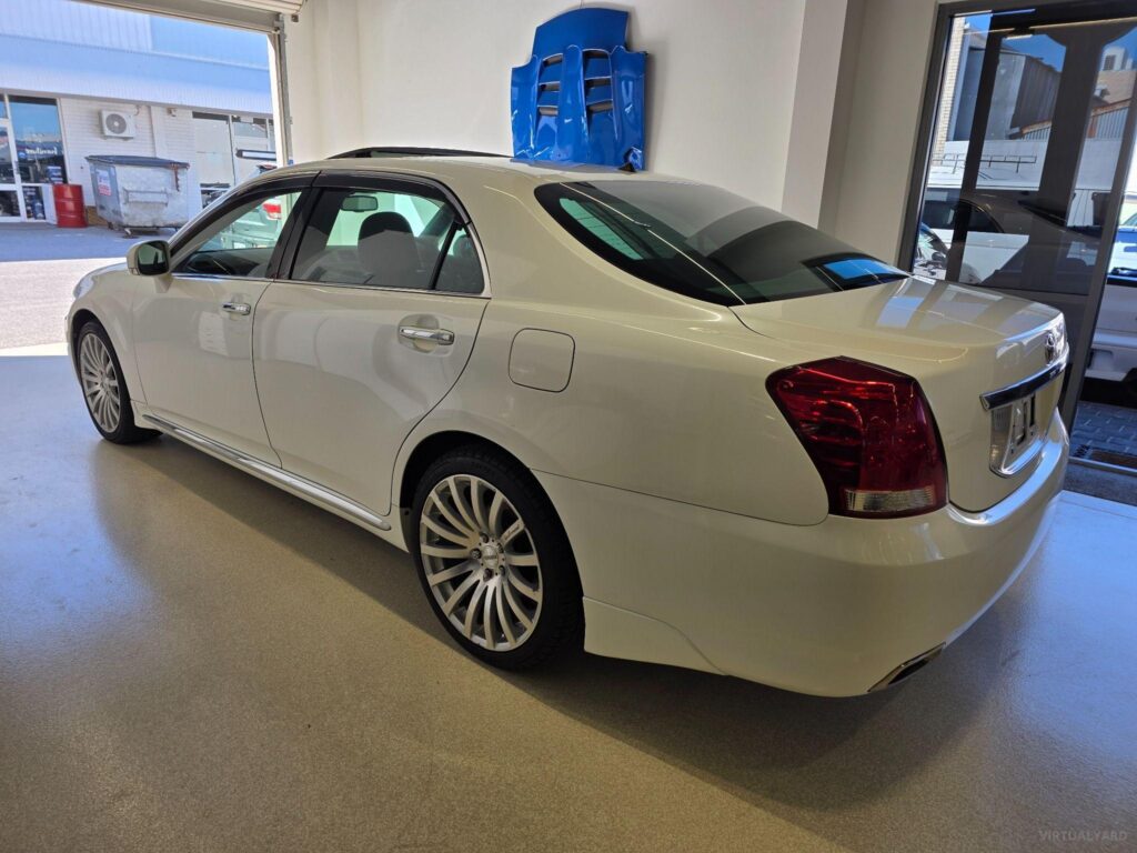 2010 TOYOTA CROWN MAJESTA G-TYPE URS206