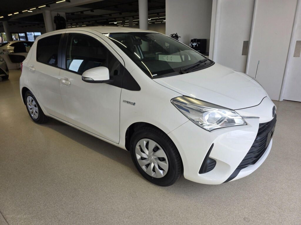 2017 TOYOTA VITZ HYBRID F 2WD NHP130 (ZX001284)