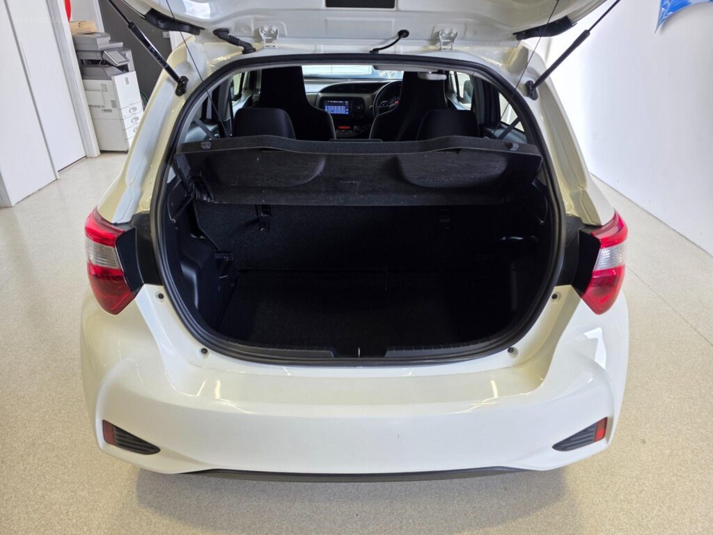 2017 TOYOTA VITZ HYBRID F 2WD NHP130 (ZX001284)