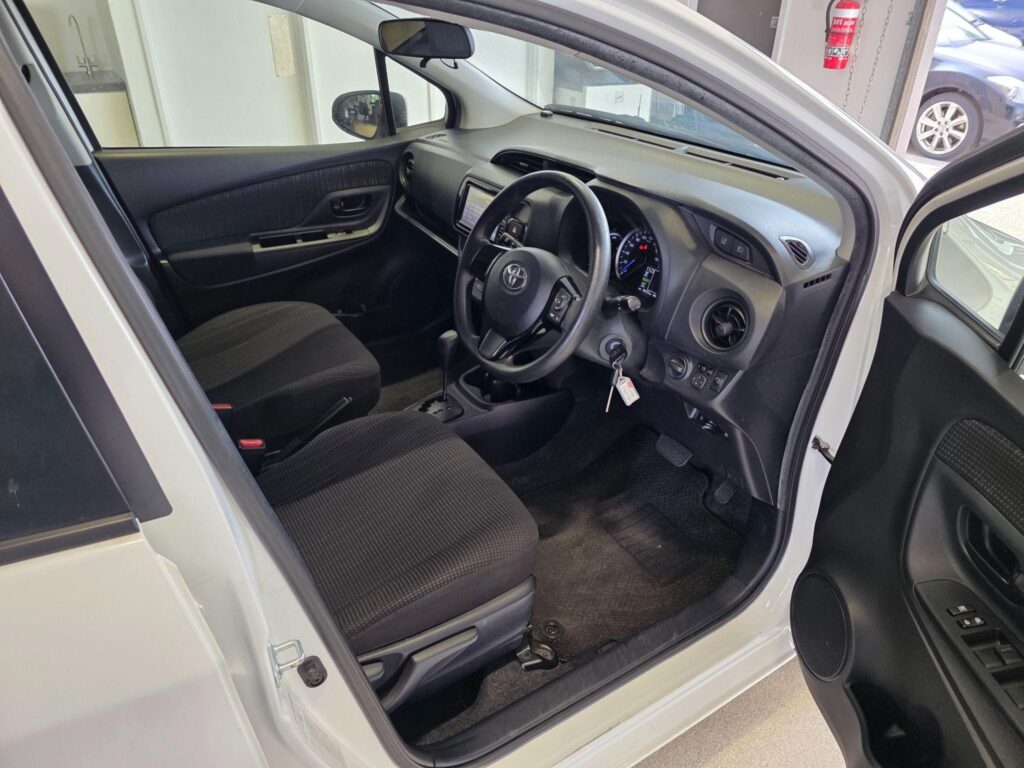 2017 TOYOTA VITZ HYBRID F 2WD NHP130 (ZX001284)