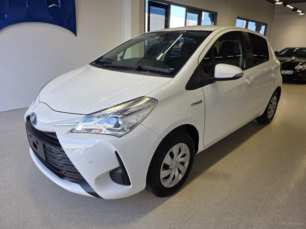 2019 TOYOTA VITZ F HYBRID NHP130