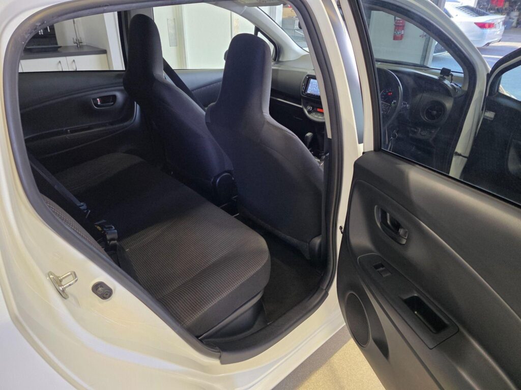 2019 TOYOTA VITZ F HYBRID NHP130