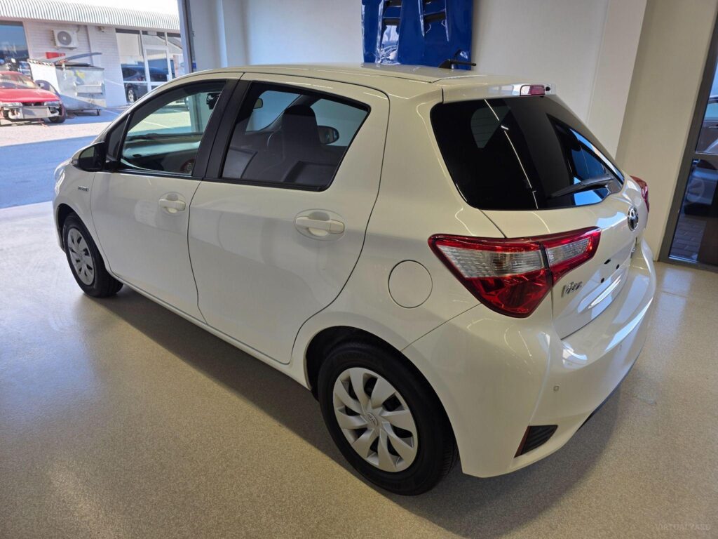 2019 TOYOTA VITZ F HYBRID NHP130