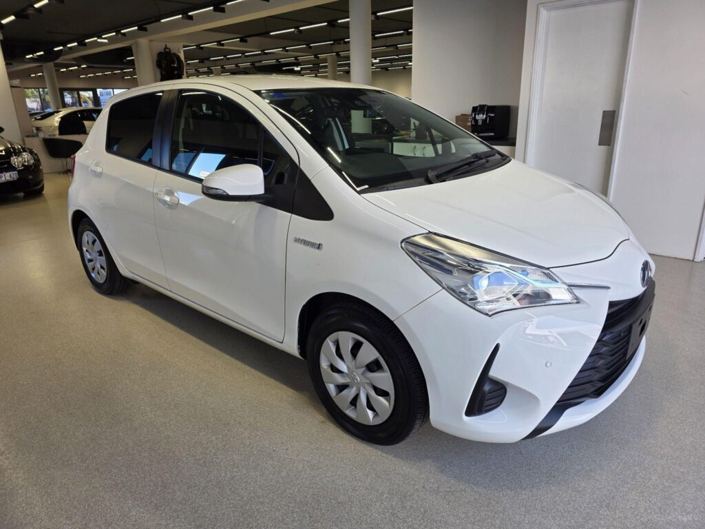 2019 TOYOTA VITZ F HYBRID NHP130