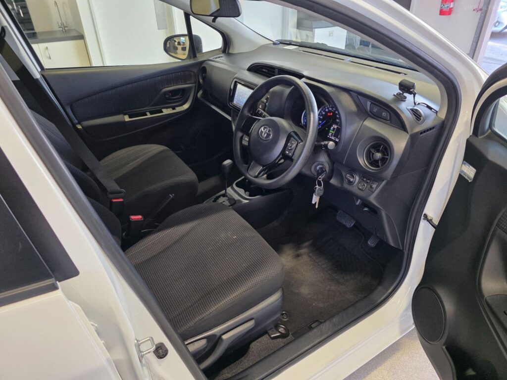 2019 TOYOTA VITZ F HYBRID NHP130