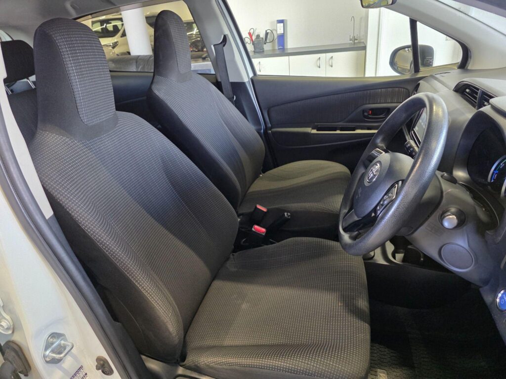 2017 TOYOTA VITZ HYBRID F 2WD NHP130