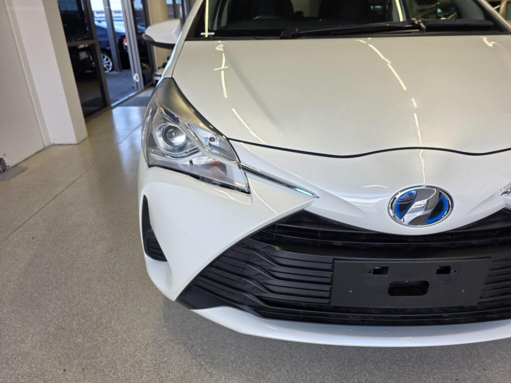 2017 TOYOTA VITZ HYBRID F 2WD NHP130