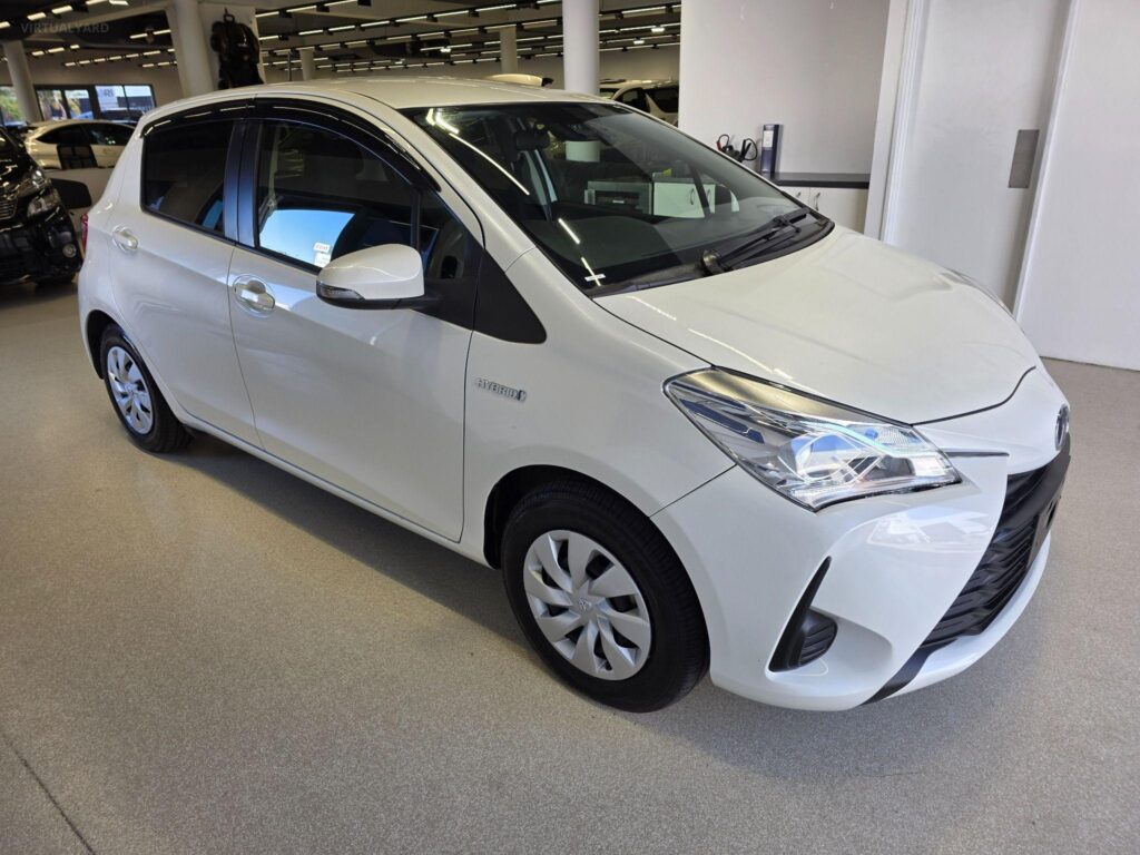 2017 TOYOTA VITZ HYBRID F 2WD NHP130