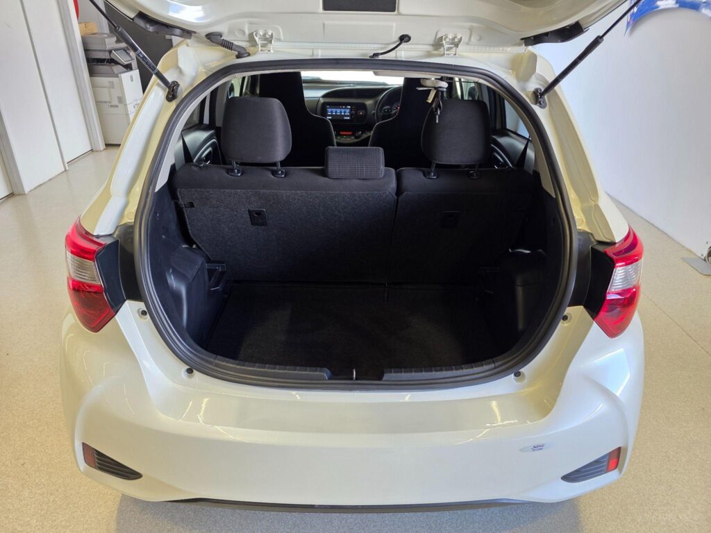2017 TOYOTA VITZ HYBRID F 2WD NHP130