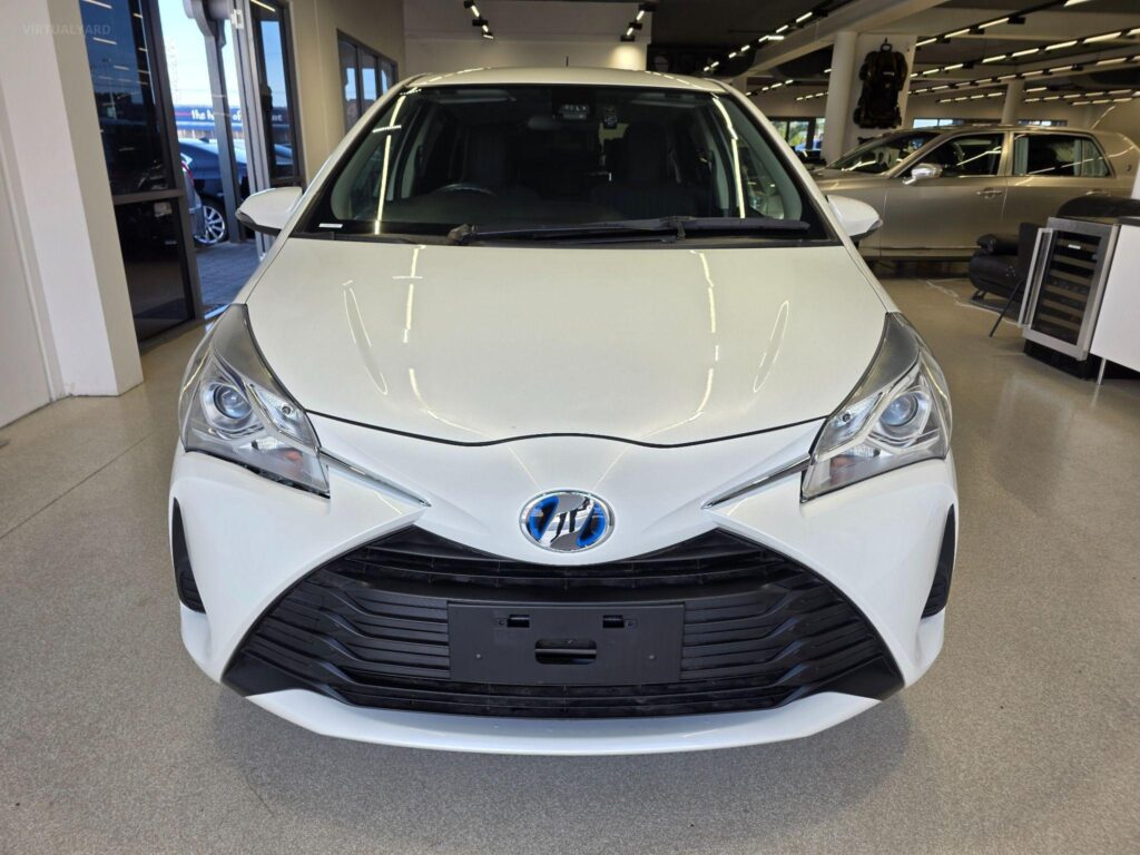 2017 TOYOTA VITZ HYBRID F 2WD NHP130