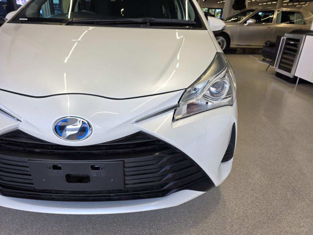 2017 TOYOTA VITZ HYBRID F 2WD NHP130