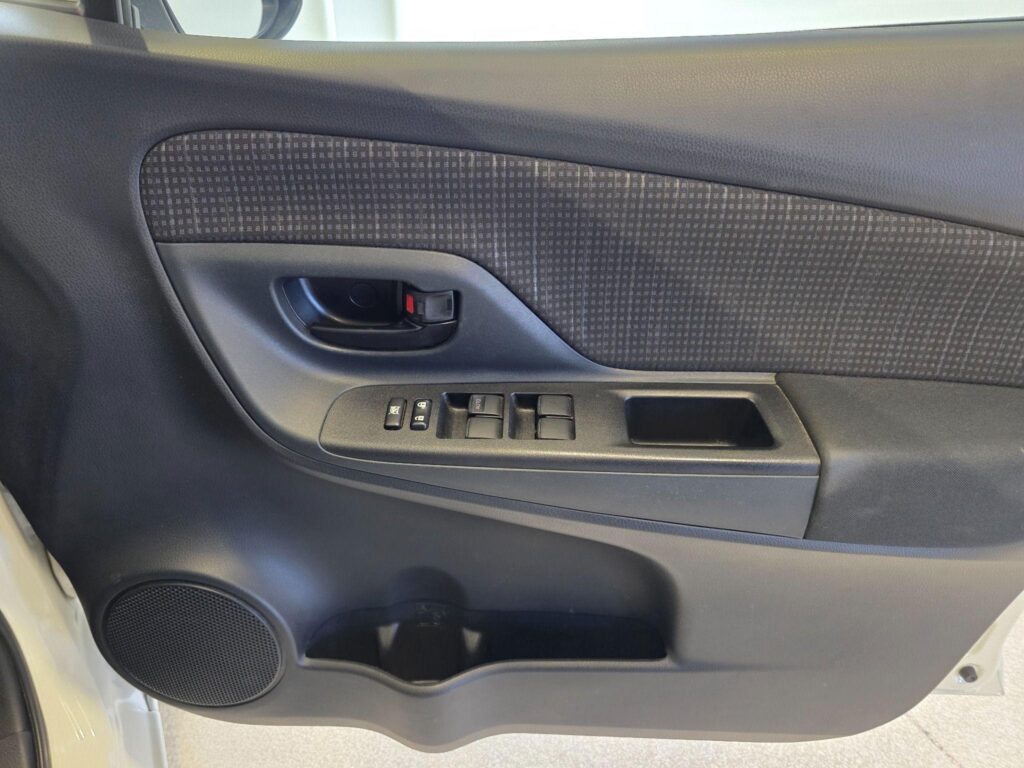 2017 TOYOTA VITZ HYBRID F 2WD NHP130