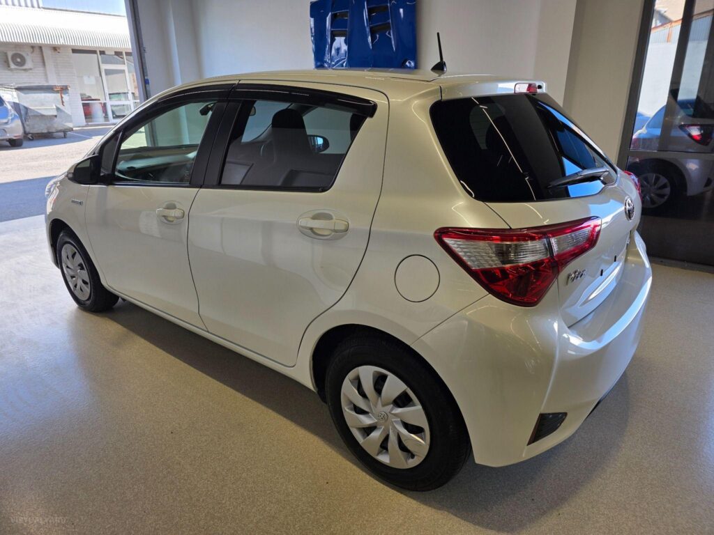 2017 TOYOTA VITZ HYBRID F 2WD NHP130