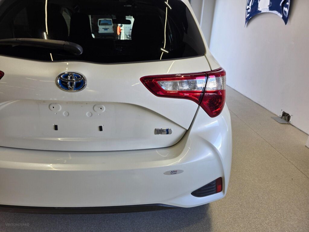 2017 TOYOTA VITZ HYBRID F 2WD NHP130