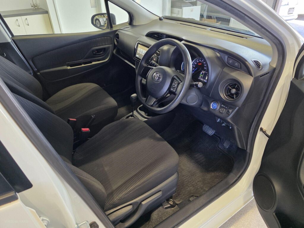 2017 TOYOTA VITZ HYBRID F 2WD NHP130