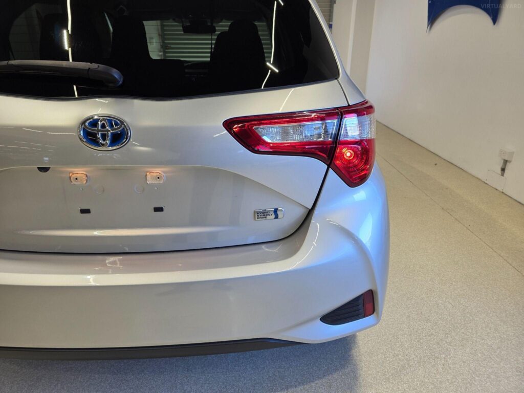 2019 TOYOTA VITZ HYBRID F 2WD NHP130
