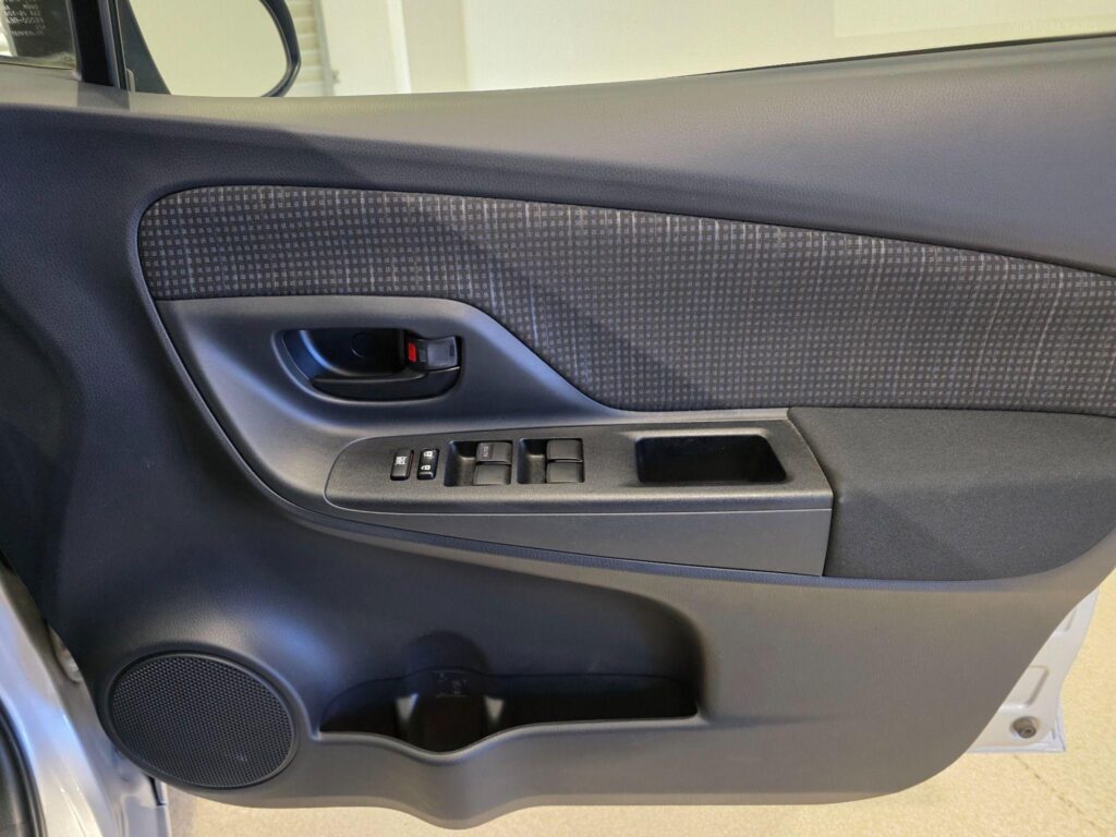 2019 TOYOTA VITZ HYBRID F 2WD NHP130