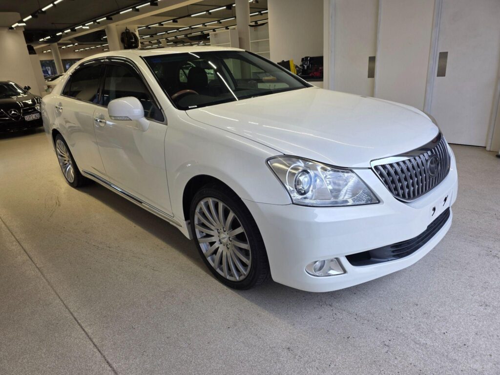 2010 TOYOTA CROWN MAJESTA G-TYPE URS206