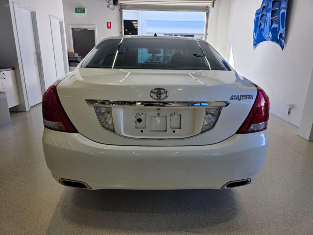 2010 TOYOTA CROWN MAJESTA G-TYPE URS206