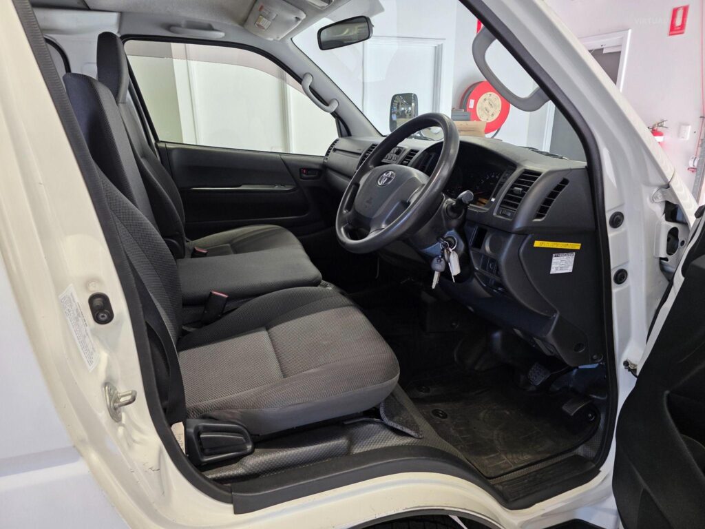2015 TOYOTA HIACE DX TRH200