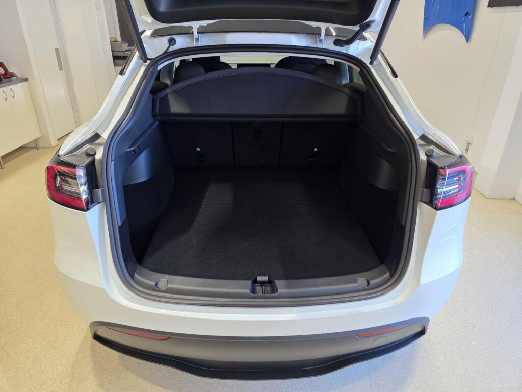 2025 Tesla Model Y REAR-WHEEL DRIVE MY25
