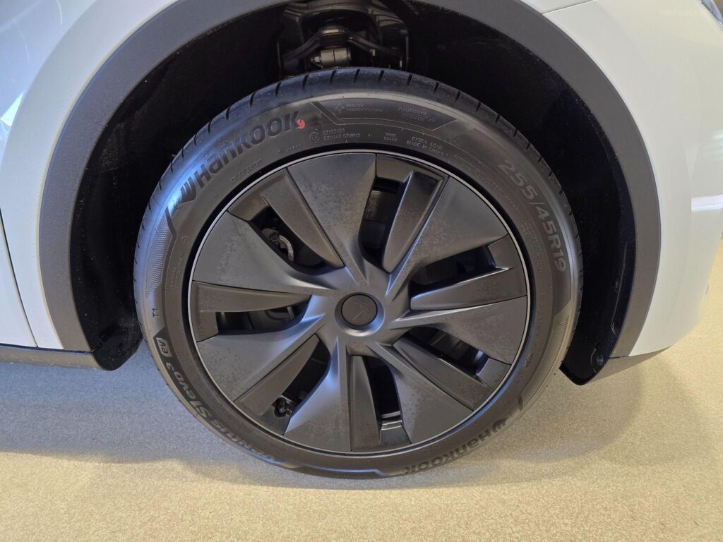 2025 Tesla Model Y REAR-WHEEL DRIVE MY25