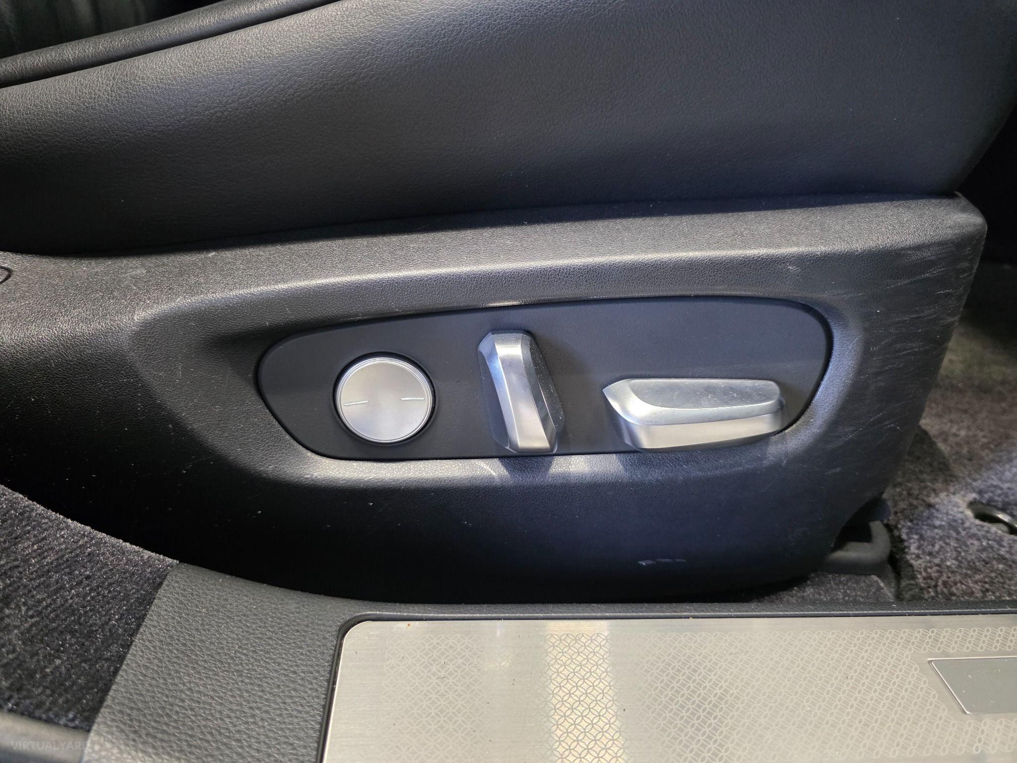 2019 TOYOTA Century V8 Hybrid UWG60