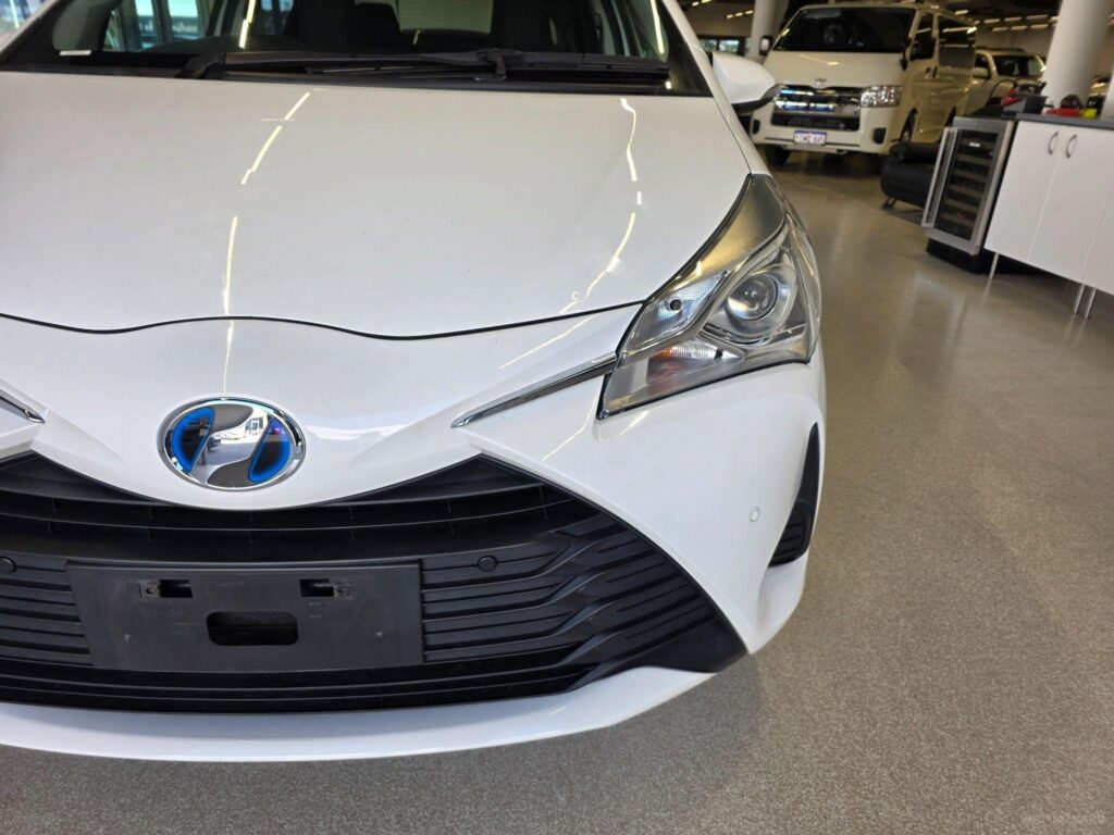 2019 TOYOTA VITZ HYBRID F 2WD NHP130
