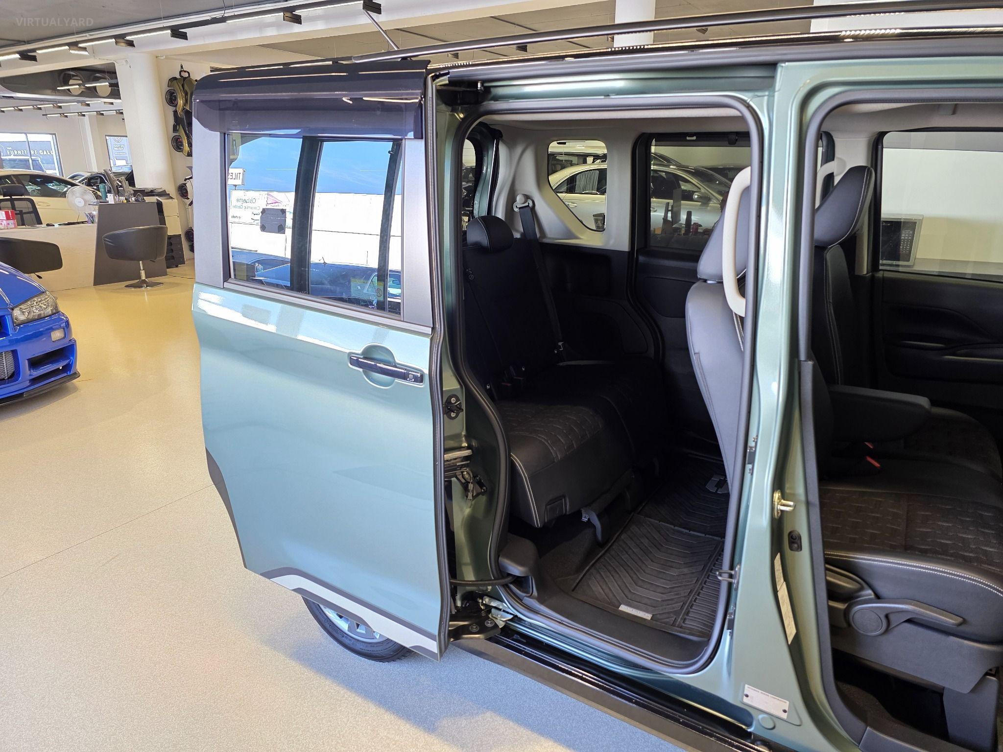 2023 Mitsubishi DELICA MINI Hybrid AWD