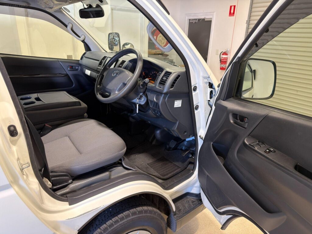 2016 TOYOTA HIACE LWB TRH200