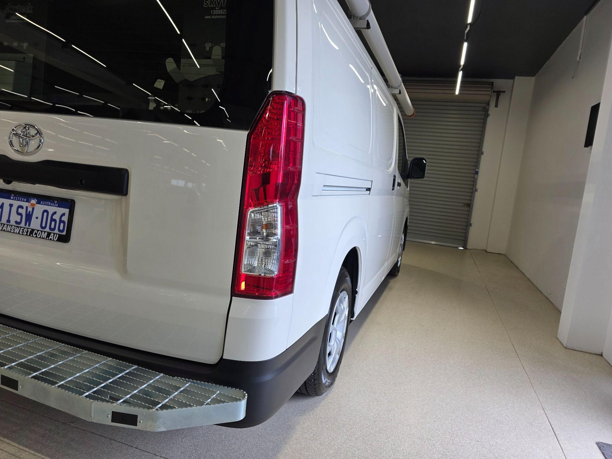 2024 TOYOTA HIACE LWB (4 DOOR OPTION) GDH300R
